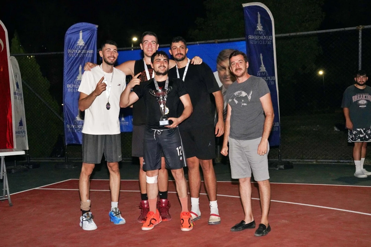İZMİR Büyükşehir Belediyesi 3×3 Streetball İzmir Cup 2024’ün ilk etabını düzenledi